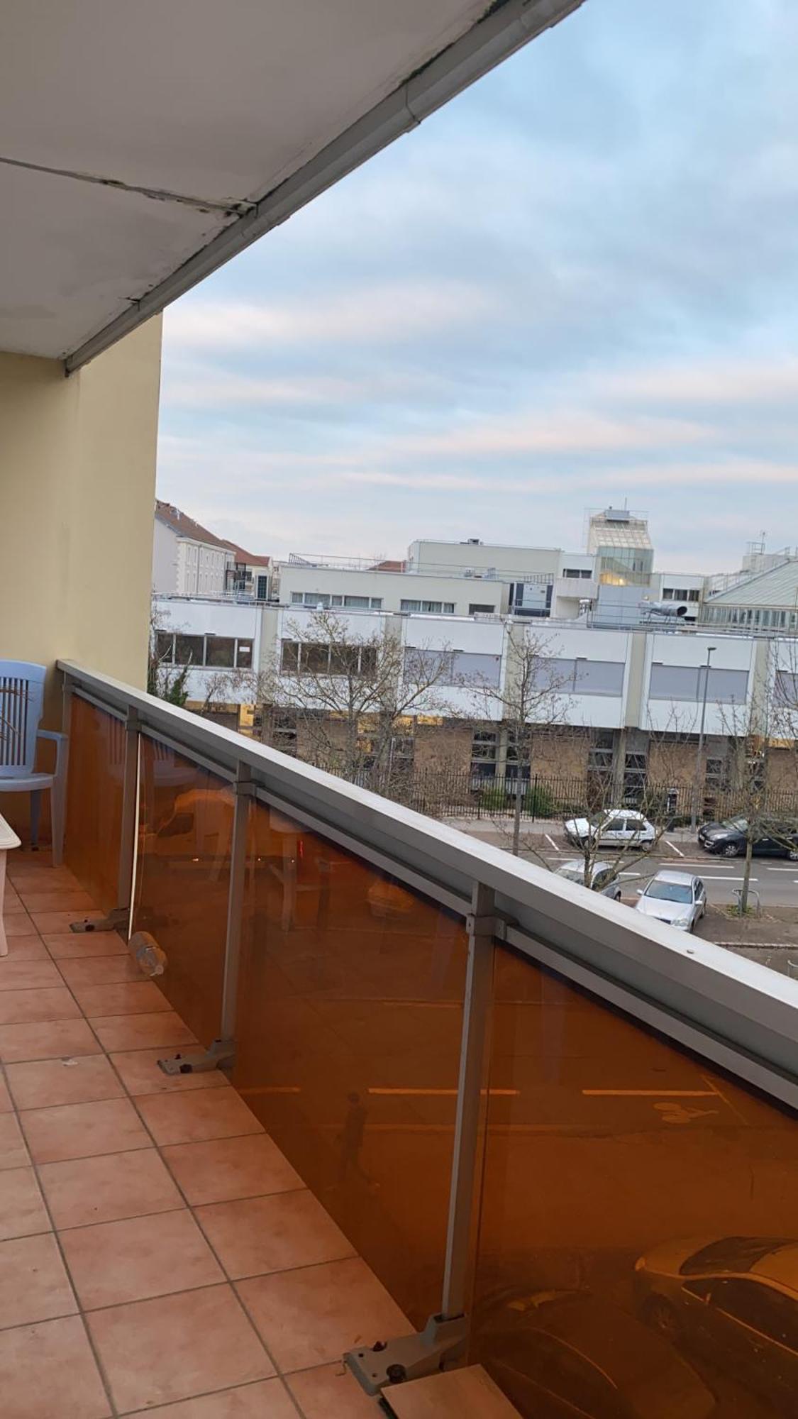 Bel Lumineux De 100m2 6 Places 3 Au 3e Etage Avec Ascenseur -a 5mn A Pied Du Parc Des Expositions Congres De Et Eng Et 10mn Du Centre Place Parking Devant L'immeuble